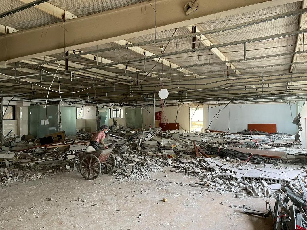 成都双流蛟龙港医院原始隔墙吊顶消防管道拆除正在进行 - 抖